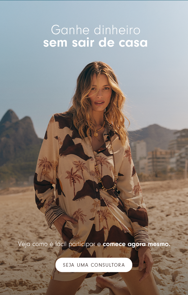  Modelo mulher usando vestido longo estampado colorido com mangas compridas, deitada em um campo de grama. Banner indica: ganhe dinheiro sem sair de casa. Seja uma consultora!